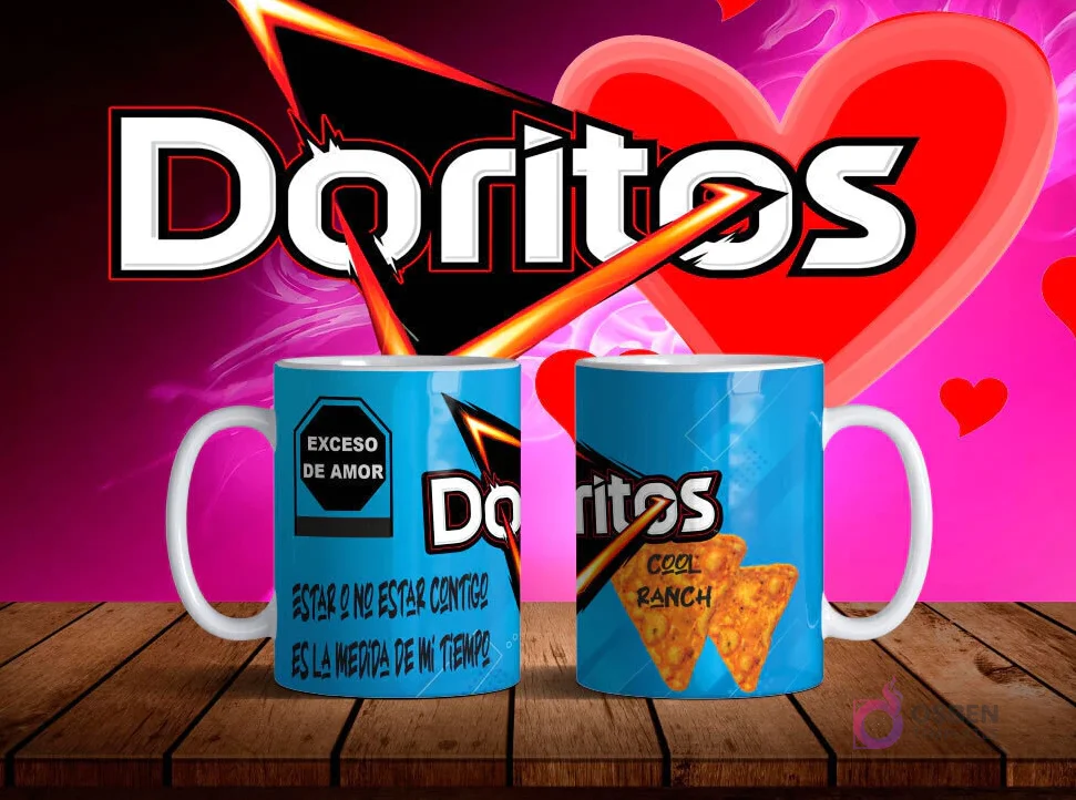 Mockup de dos tazas blancas con diseños de Doritos Cool Ranch en azul y frase 'Estar o no estar contigo es la medida de mi tiempo' sobre fondo degradado rosa y negro con logo Doritos.