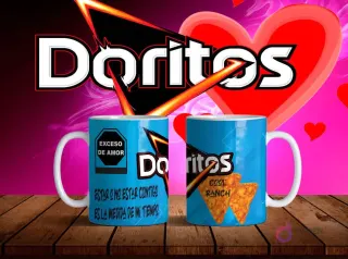 Mockup de dos tazas blancas con diseños de Doritos Cool Ranch en azul y frase 'Estar o no estar contigo es la medida de mi tiempo' sobre fondo degradado rosa y negro con logo Doritos.