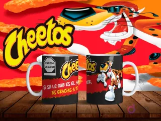 Mockup de dos tazas blancas con diseños de Chester Cheetos en negro y frase de amor 'Si sé lo que es el amor, es gracias a ti' sobre fondo naranja de Cheetos.