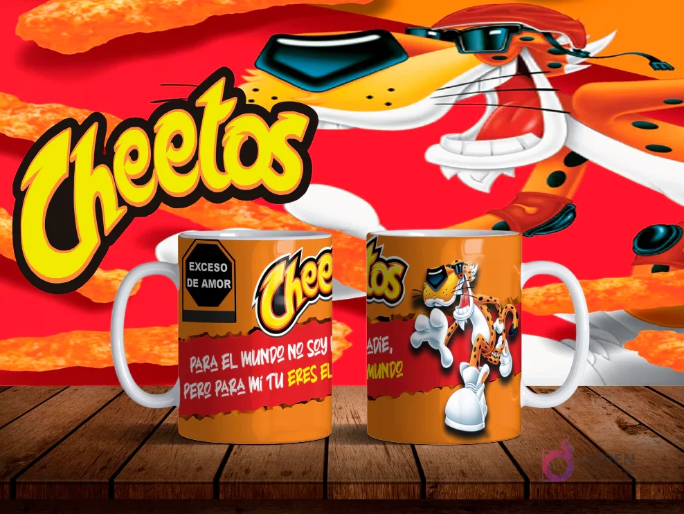 Mockup de dos tazas blancas con diseños de Chester Cheetos en naranja y frase de amor 'Para el mundo no soy nadie, pero para mí tú eres el mundo' sobre fondo naranja de Cheetos.