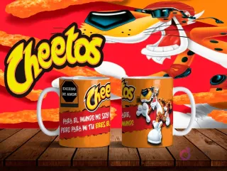 Mockup de dos tazas blancas con diseños de Chester Cheetos en naranja y frase de amor 'Para el mundo no soy nadie, pero para mí tú eres el mundo' sobre fondo naranja de Cheetos.
