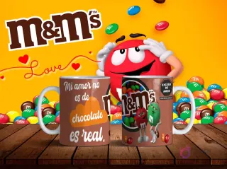 Mockup de dos tazas blancas con diseños de M&M's de chocolate en marrón y frase 'Mi amor no es de chocolate, es real' sobre fondo amarillo con personajes M&M's.