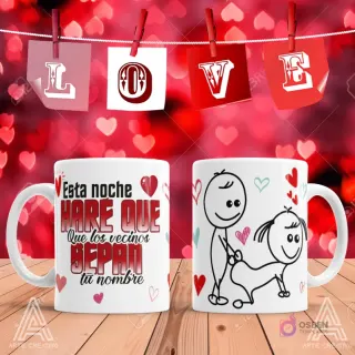 Taza de sublimación con frase 'Esta noche HARÉ QUE los vecinos SEPAN tu nombre' y stick figures en posición cómica de pareja en un fondo rojo de corazones