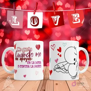 Taza de sublimación con frase 'Me gusta cuando me apoyas: EN LA MESA O CONTRA LA PARED' y stick figure divertido en posición sugerente sobre fondo rojo de corazones