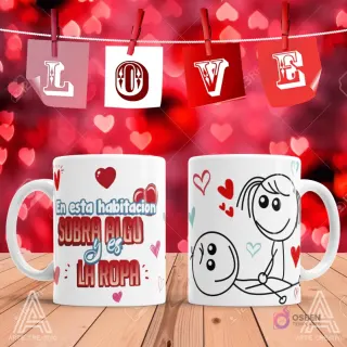 Taza de sublimación con frase 'En esta habitación SOBRA ALGO Y ES LA ROPA' y pareja de stick figures en actitud pícara sentados en un fondo rojo de corazones