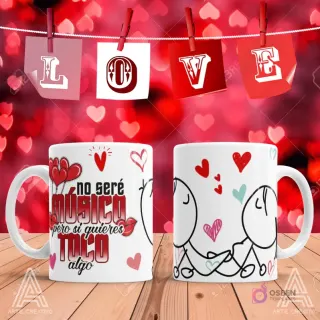 Taza de sublimación con frase 'No seré MÚSICO pero si quieres TOCO algo' y pareja de stick figures tomados de la mano en un fondo rojo de corazones