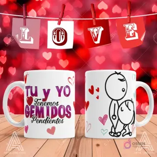 Taza de sublimación con frase 'TU y YO Tenemos GEMIDOS Pendientes' y stick figure mirando a otro en pose sugerente sobre fondo rojo de corazones