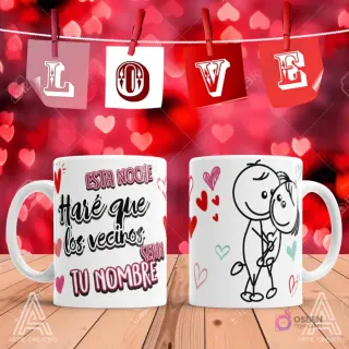 Taza de sublimación con frase 'Esta noche Haré que los vecinos SEPAN TU NOMBRE' y stick figures abrazados con corazones en el fondo rojo