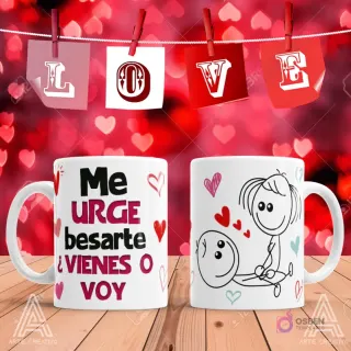 Taza de sublimación con frase 'Me URGE besarte ¿VIENES O VOY' y stick figures en un beso apasionado y pícaro sobre un fondo rojo de corazones