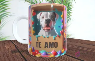 Taza con diseño de perrito tipo Pitbull blanco y negro en caja de regalo con muchos corazones y 'TE AMO'
