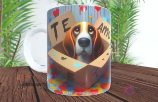 Taza sublimada con perrito Basset Hound de ojos tristes en una caja con corazones y 'Te Amo'