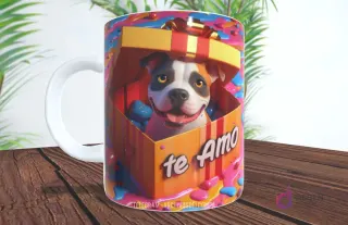 Taza sublimada con perrito American Bully/Staffy feliz en caja de regalo con lazo naranja y 'Te Amo'