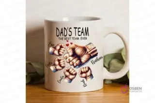 Taza blanca de sublimación con diseño 'Dad's Team The Best Team Ever' featuring cinco puños personalizables con nombres 'Eric, Stella, Cinder, Nathan, Noah' sobre un fondo desenfocado.