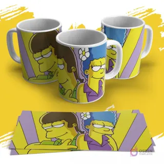 Diseño de sublimación para tazas con Homer y Marge Simpson estilizados en un fondo amarillo y violeta, mostrando tres maquetas de tazas y la plantilla lista para imprimir.