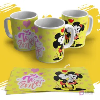 Diseño de sublimación para tazas con Mickey y Minnie Mouse besándose, rodeados de corazones y el texto 'Te amo' en un fondo amarillo vibrante.