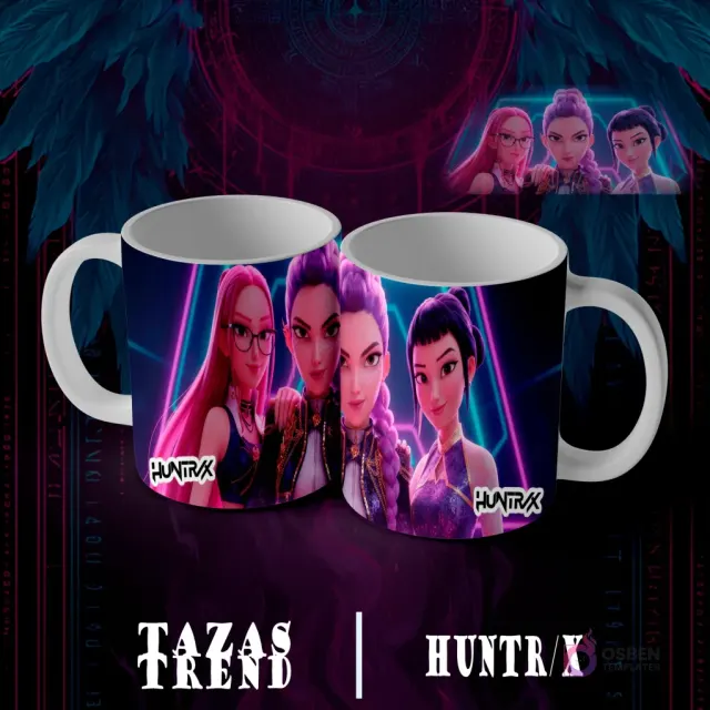 Dos tazas blancas con diseño de sublimación Huntrix Demon Hunter N°7, mostrando cuatro personajes femeninos animados de estilo moderno con gafas y cabellos de colores, con fondo futurista urbano.