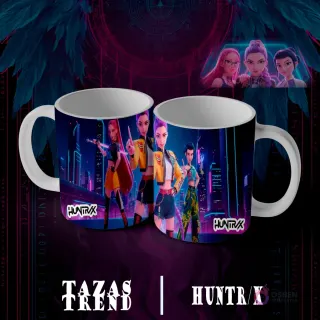 Dos tazas blancas con diseño de sublimación Huntrix Demon Hunter N°7, presentando cuatro personajes femeninos animados en poses de acción dinámicas con armas futuristas, sobre un fondo de ciudad nocturna.