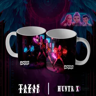 Dos tazas blancas con diseño de sublimación Huntrix Demon Hunter N°7, ilustrando cuatro personajes femeninos animados en poses de combate con efectos mágicos luminosos, sobre un fondo oscuro de ciudad.