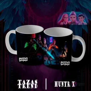 Dos tazas blancas con diseño de sublimación Huntrix Demon Hunter N°7, presentando tres personajes femeninos animados, una con una guadaña verde brillante, otra con fuego, luchando contra una figura sombría en un callejón oscuro.