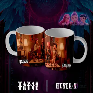 Dos tazas blancas con diseño de sublimación Huntrix Demon Hunter N°7, mostrando cuatro personajes femeninos animados relajándose y charlando en un sofá dentro de una acogedora sala de estar.