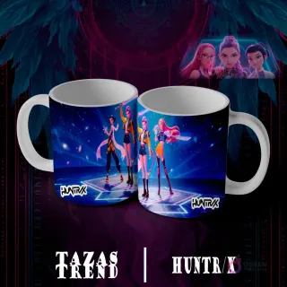 Dos tazas blancas con diseño de sublimación Huntrix Demon Hunter N°7, ilustrando tres personajes femeninos animados sobre una plataforma brillante con un fondo espacial o cósmico lleno de estrellas.