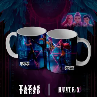 Dos tazas blancas con diseño de sublimación Huntrix Demon Hunter N°7, presentando tres personajes femeninos animados realizando movimientos de artes marciales o acrobacias en un entorno de entrenamiento futurista.