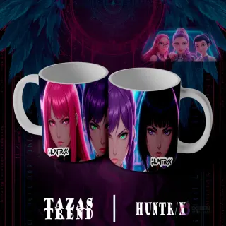 Dos tazas blancas con diseño de sublimación Huntrix Demon Hunter N°7, con primeros planos de los rostros de tres personajes femeninos animados, mostrando expresiones intensas y determinadas.
