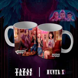 Dos tazas blancas con diseño de sublimación Huntrix Demon Hunter N°7, mostrando cuatro personajes femeninos animados sentadas en un sofá, disfrutando de bebidas y conversando en una sala animada.