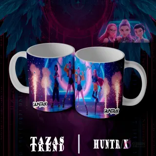 Dos tazas blancas con diseño de sublimación Huntrix Demon Hunter N°7, presentando tres personajes femeninos animados en un escenario con círculos luminosos y efectos de fuegos artificiales o chispas.