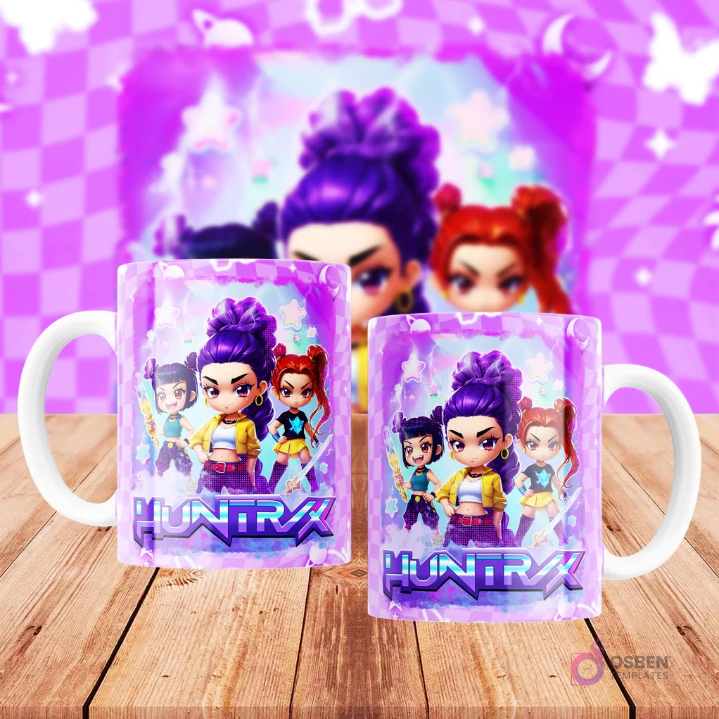 Dos tazas blancas sublimadas con diseño de personajes femeninos chibi de Huntrix Demon Hunter con cabello morado y rojo, sobre fondo morado a cuadros.