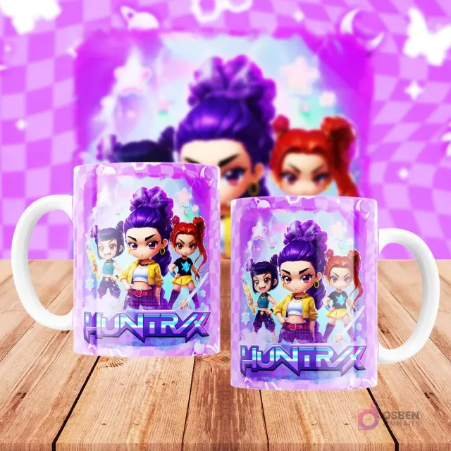 Dos tazas blancas sublimadas con diseño de personajes femeninos chibi de Huntrix Demon Hunter con cabello morado y rojo, sobre fondo morado a cuadros.