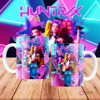 Dos tazas blancas sublimadas con diseño de personajes femeninos estilo Huntrix Demon Hunter con atuendos modernos y un gato azul, sobre fondo geométrico de neón morado y azul.