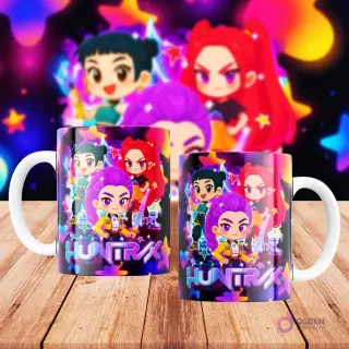 Dos tazas blancas sublimadas con diseño de personajes femeninos chibi de Huntrix Demon Hunter con cabello oscuro y morado, sobre fondo oscuro con estrellas de colores.