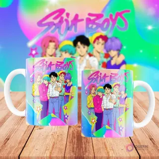 Dos tazas blancas sublimadas con diseño de grupo de chicos estilo KPOP 'Saia Boys' con ropa casual y cabello de colores pastel, sobre fondo de luces y estrellas.