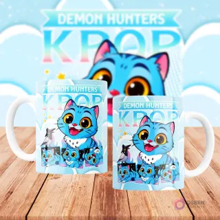 Dos tazas blancas sublimadas con diseño de gato azul sonriente y criaturas pequeñas, con texto 'DEMON HUNTERS KPOP' sobre fondo de nubes celestes.