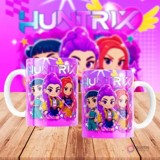 Dos tazas blancas sublimadas con diseño de personajes femeninos de Huntrix Demon Hunter con atuendos vibrantes y cabello morado y rojo, sobre fondo rosa geométrico.
