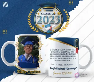 Plantilla para taza de graduación en diseño blanco con foto de egresado en toga azul, lado reverso con frase motivacional y nombre de colegio.