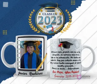 Plantilla para taza de graduación en diseño blanco con fondo de cuaderno, foto de egresado, lado reverso con birrete y frase motivacional, 'Generación 2019-2023'.