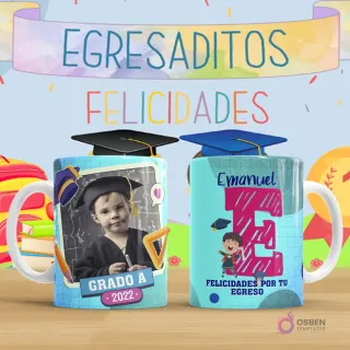 Taza de sublimación para egresaditos, diseño infantil de graduación en tonos celestes con marco para foto de niño, birrete y texto 'Grado A 2022', y reverso con letra E personalizada para Emanuel, personaje de niño feliz y frase 'Felicidades por tu egreso'.
