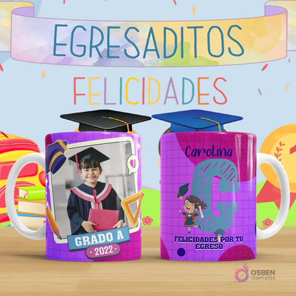 Taza de sublimación para egresaditos, diseño infantil de graduación en tonos violeta con marco para foto de niña, birrete y texto 'Grado A 2022', y reverso con letra C personalizada para Carolina, personaje de niña feliz y frase 'Felicidades por tu egreso'.