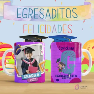Taza de sublimación para egresaditos, diseño infantil de graduación en tonos violeta con marco para foto de niña, birrete y texto 'Grado A 2022', y reverso con letra C personalizada para Carolina, personaje de niña feliz y frase 'Felicidades por tu egreso'.