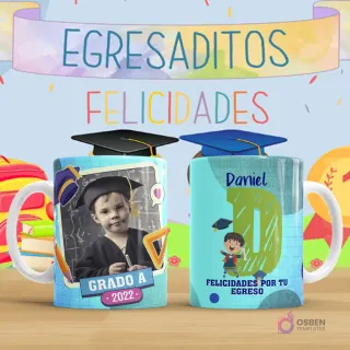 Taza de sublimación para egresaditos, diseño infantil de graduación en tonos celestes con marco para foto de niño, birrete y texto 'Grado A 2022', y reverso con letra D personalizada para Daniel, personaje de niño feliz y frase 'Felicidades por tu egreso'.