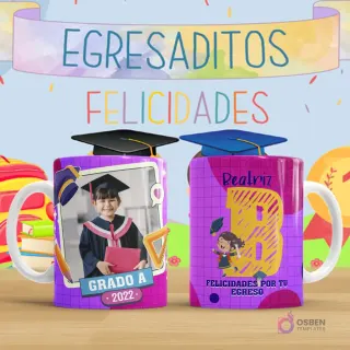 Taza de sublimación para egresaditos, diseño infantil de graduación en tonos violeta con marco para foto de niña, birrete y texto 'Grado A 2022', y reverso con letra B personalizada para Beatriz, personaje de niña feliz y frase 'Felicidades por tu egreso'.