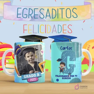 Taza de sublimación para egresaditos, diseño infantil de graduación en tonos celestes con marco para foto de niño, birrete y texto 'Grado A 2022', y reverso con letra C personalizada para Carlos, personaje de niño feliz y frase 'Felicidades por tu egreso'.