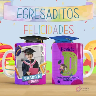 Taza de sublimación para egresaditos, diseño infantil de graduación en tonos violeta con marco para foto de niña, birrete y texto 'Grado A 2022', y reverso con letra D personalizada para Daniela, personaje de niña feliz y frase 'Felicidades por tu egreso'.