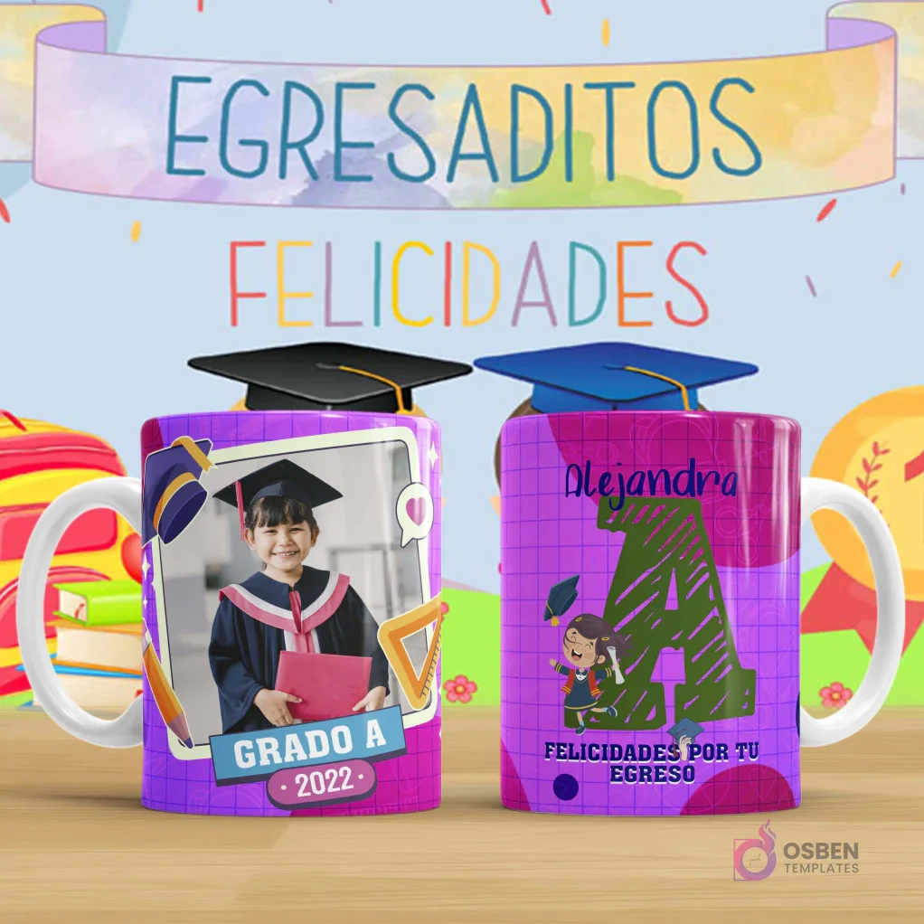 Taza de sublimación para egresaditos, diseño infantil de graduación en tonos violeta con marco para foto de niña, birrete y texto 'Grado A 2022', y reverso con letra A personalizada para Alejandra, personaje de niña feliz y frase 'Felicidades por tu egreso'.