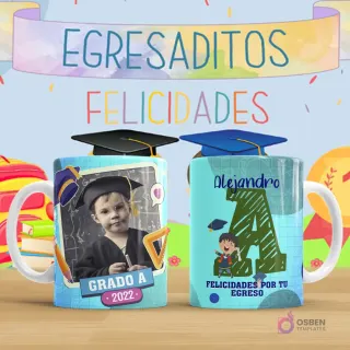 Taza de sublimación para egresaditos, diseño infantil de graduación en tonos celestes con marco para foto de niño, birrete y texto 'Grado A 2022', y reverso con letra A personalizada para Alejandro, personaje de niño feliz y frase 'Felicidades por tu egreso'.