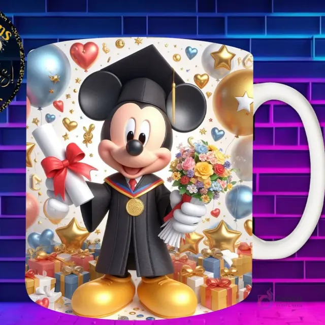 Taza de sublimación con Mickey Mouse graduado 3D animado celebrando la Clase 2024 con globos y regalos