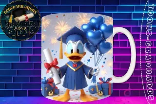 Taza de sublimación con Pato Donald graduado 3D animado celebrando la Clase 2024 con diploma y globos