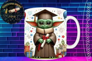 Taza de sublimación con Baby Yoda (Grogu) graduado 3D animado celebrando la Clase 2024 con diploma